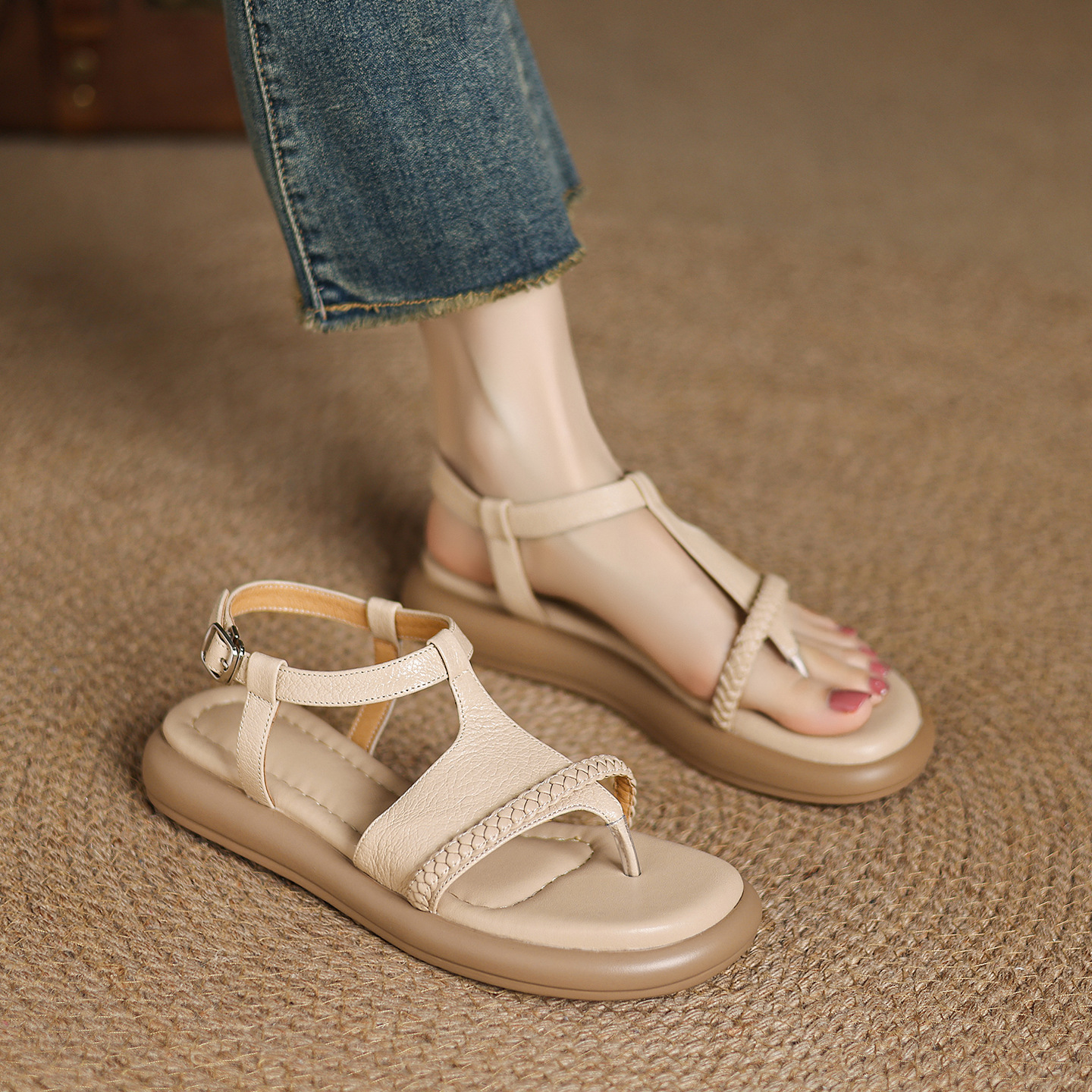 Sandal nữ quai chữ V đế bệt phong cách đi biển — màu trắng ngà