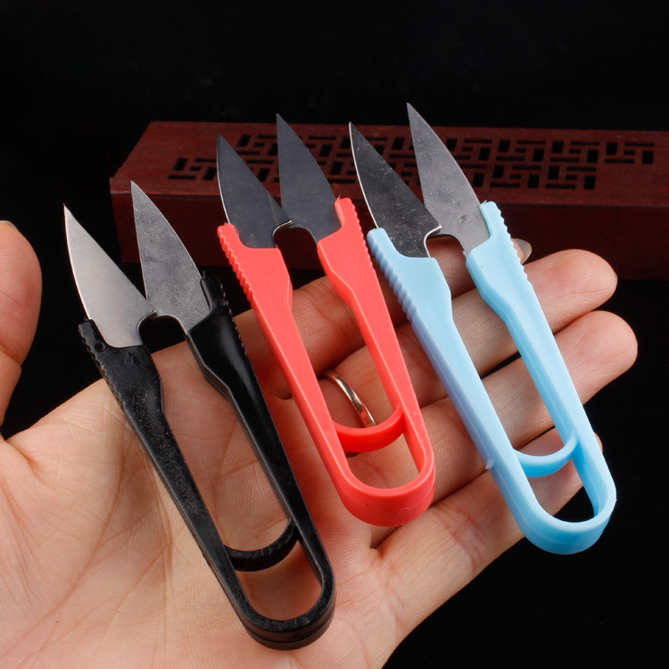 Hijo de color de mango de plástico mano pequeña tijeras de acero de manganeso cuerpo de cuchillo resorte U-tijeras de hilo tijeras herramientas de bordado cruzado