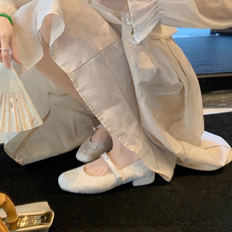 Versión de piel de oveja ~ Guofeng nuevos zapatos de estilo chino para mujer con falda jacquard de satén de perlas con cabeza cuadrada zapatos Mary Jane