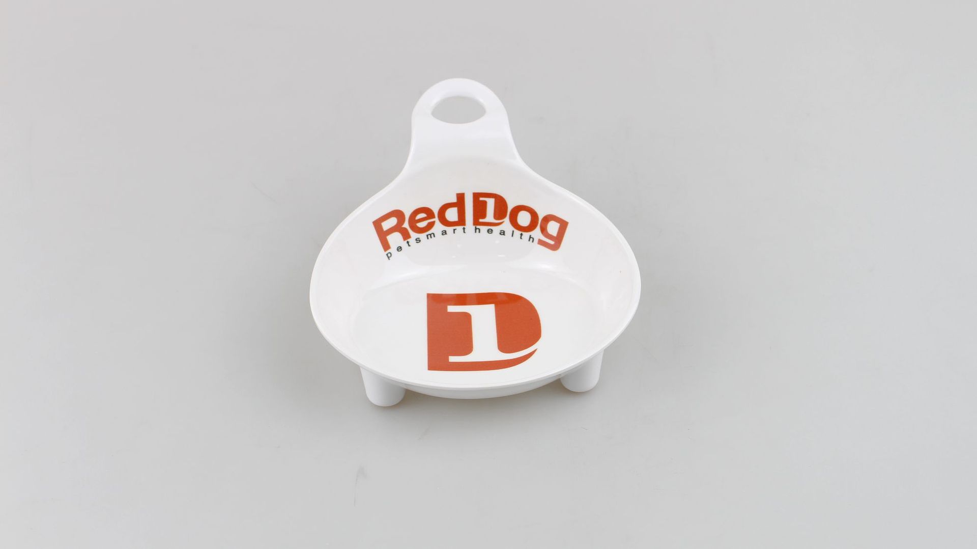 흰색 바탕에 빨간색 프린트