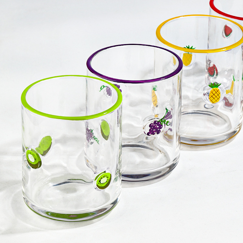 Inventario recto pintado a mano taza de jugo de frutas creativas engrosadas taza de agua de vidrio en relieve casera taza de desayuno pintada artificialmente