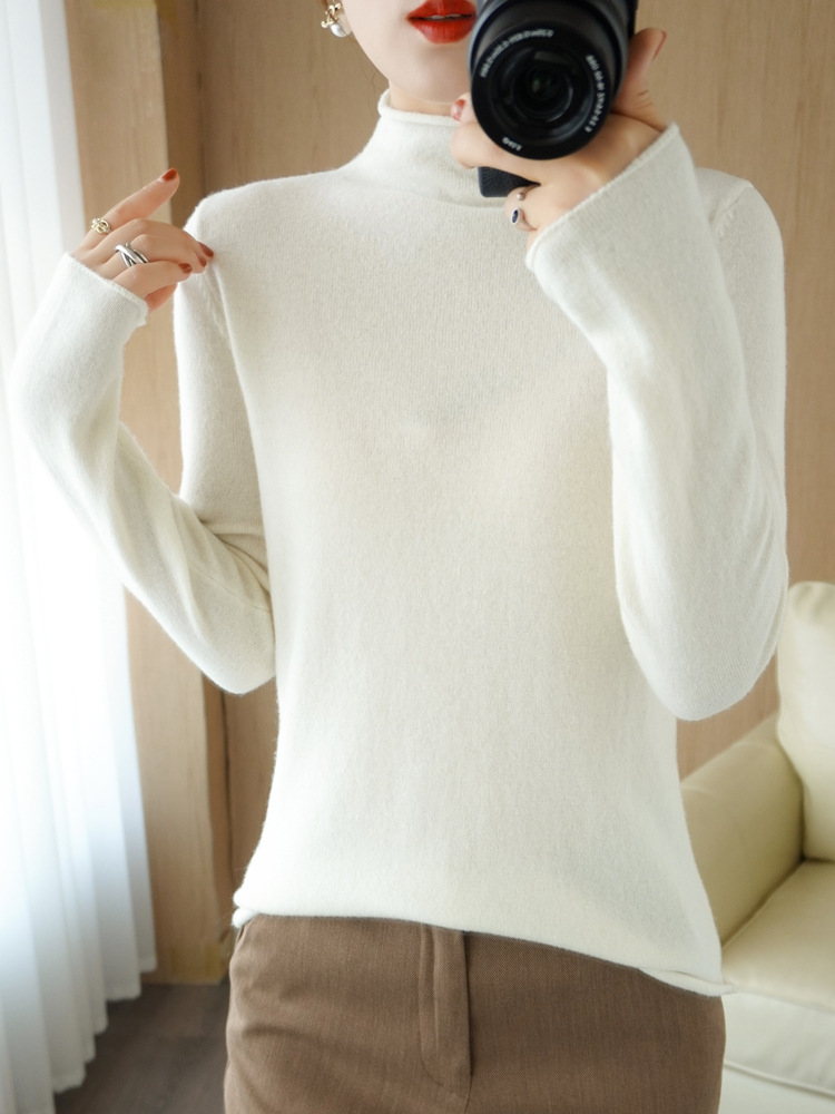 Curled half turtleneck white