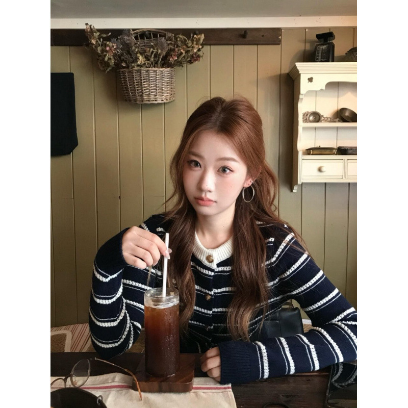 Korean Style Contrasting Stripesd Cardigan Knitwear Jacket for Women in Autumn and Winter, Short Style, Lazy and Gentle Style Knitwear Top