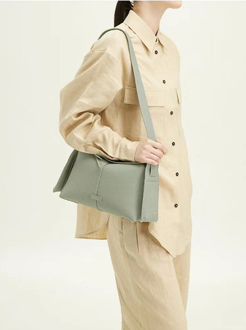 Mountain Down koos männist rippuvate kõrvadega seeria räästakujulised väikesed mitmekülgsed pendelrännakud kaldus risti õlaga käeshoitavad naistele_voghion.com