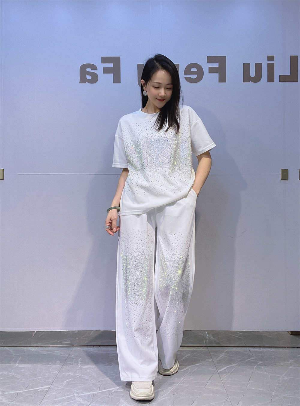 Dos juegos de diamantes calientes de la industria pesada de moda femenina en Europa y los Estados unidos, camiseta de manga corta de cuello redondo de verano femenino, traje de pantalones largos de tubo recto