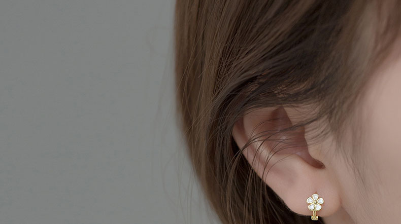Orecchini a cerchio fiore margherita per donna design oro_voghion.com