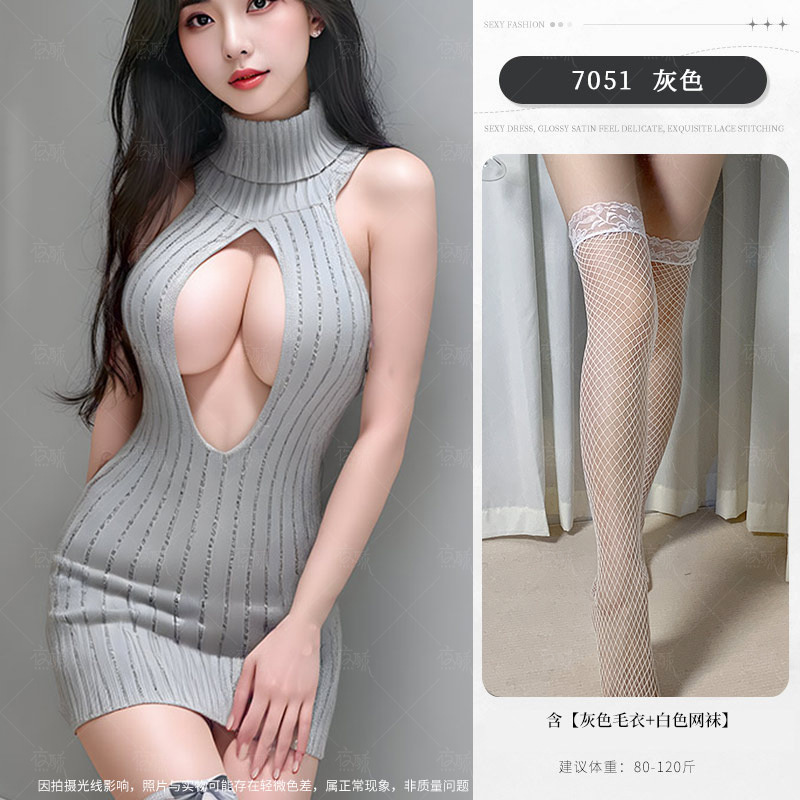 회색 스웨터 + 흰색 망사 스타킹