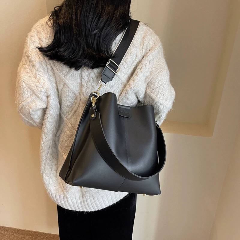 Capacious Shoulder Bag with Retro Style, Adjustable Strap, One-Shoulder Design in Multiple Colors