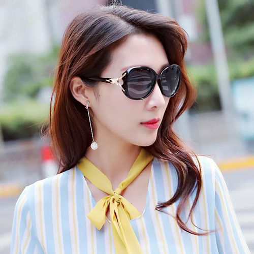 Korean-style fashion polarized sunglasses trendy dark glasses for women with diamond fox ear glasses frame factory wholesale 8842