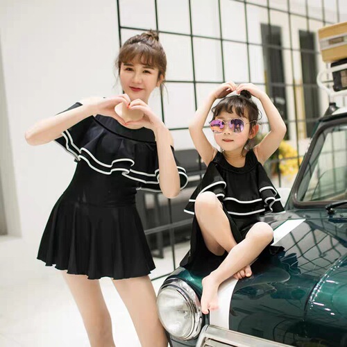 Parent-child swimsuit, new mother-daughter one-piece boxer shorts, tummy-covering and slimming swimwear, Korean-style off-shoulder swimsuit for girls and children.