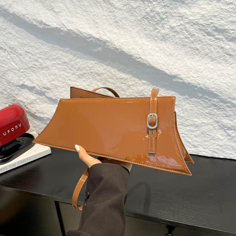 Bolso grande de diseño de nicho 2025 verano nuevo bolso femenino bolso de hombro de textura de alta gama charol brillante bolso de mensajero marea