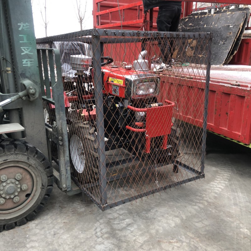 El cuerpo es corto y el tractor agrícola de cuatro ruedas con marco corto es conveniente para trabajar en el invernadero.