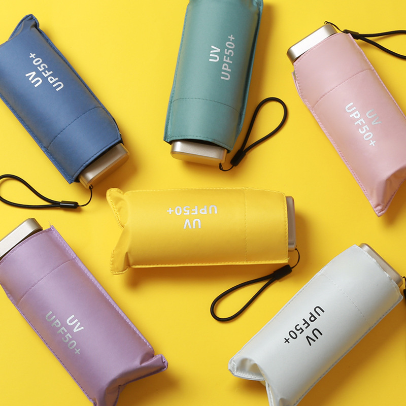 Mayorista gran cantidad de paraguas de cinco plegadas paraguas de sol ligero y pequeño paraguas plegables de bolsillo de vinilo para mujeres