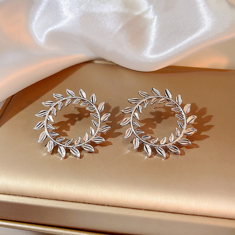 Street Occasion 1 Pair Retro Round Alloy Plating Women's Earrings
