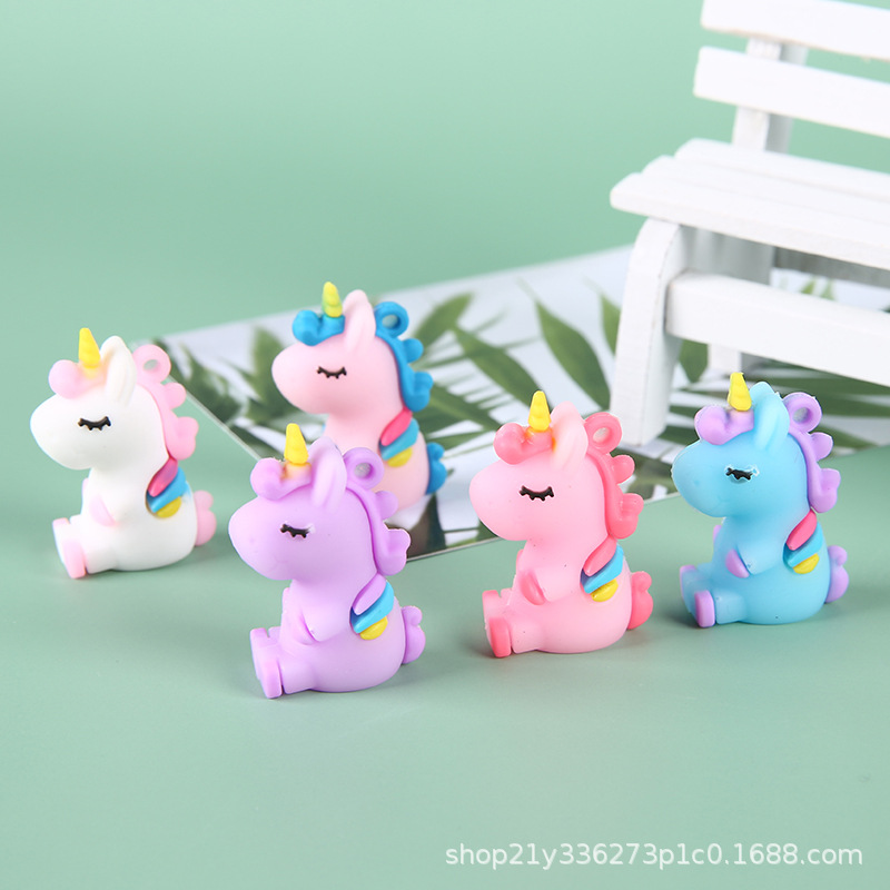 Yiwu fábrica al por mayor muñeca de dibujos animados unicornio llavero PVC pegamento suave creativo pluma cabeza colgante regalo