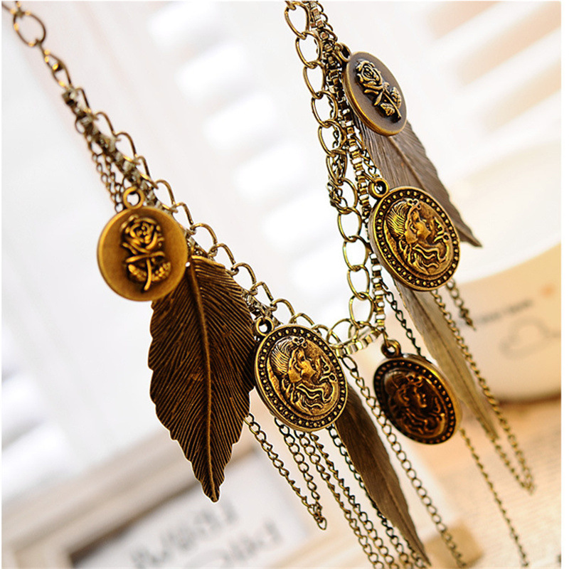 Collier court multicouche en cuivre avec pièce de monnaie extraite de poussière et motif de feuille à pampilles_voghion.com
