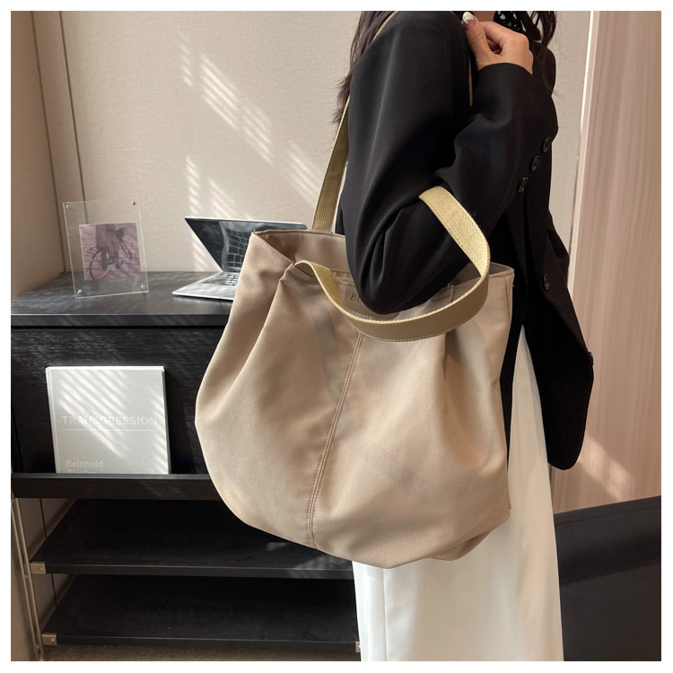 Femmes Grande Nylon Couleur Unie Style Classique Carré Fermeture Éclair Sac Sous Les Bras display picture 2