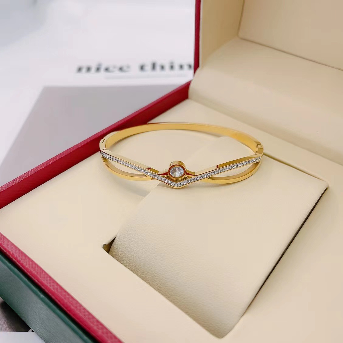 En stock fábrica directa Transfronteriza Popular electrochapado 18K pulsera de acero de titanio femenina personalidad no se desvanece moda nicho moda