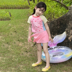 2025新型の女の子の赤ちゃんのピンクの原点の分体の水着の女の子の休暇の洋風は半身のスカートの水着のスーツを遊びます。