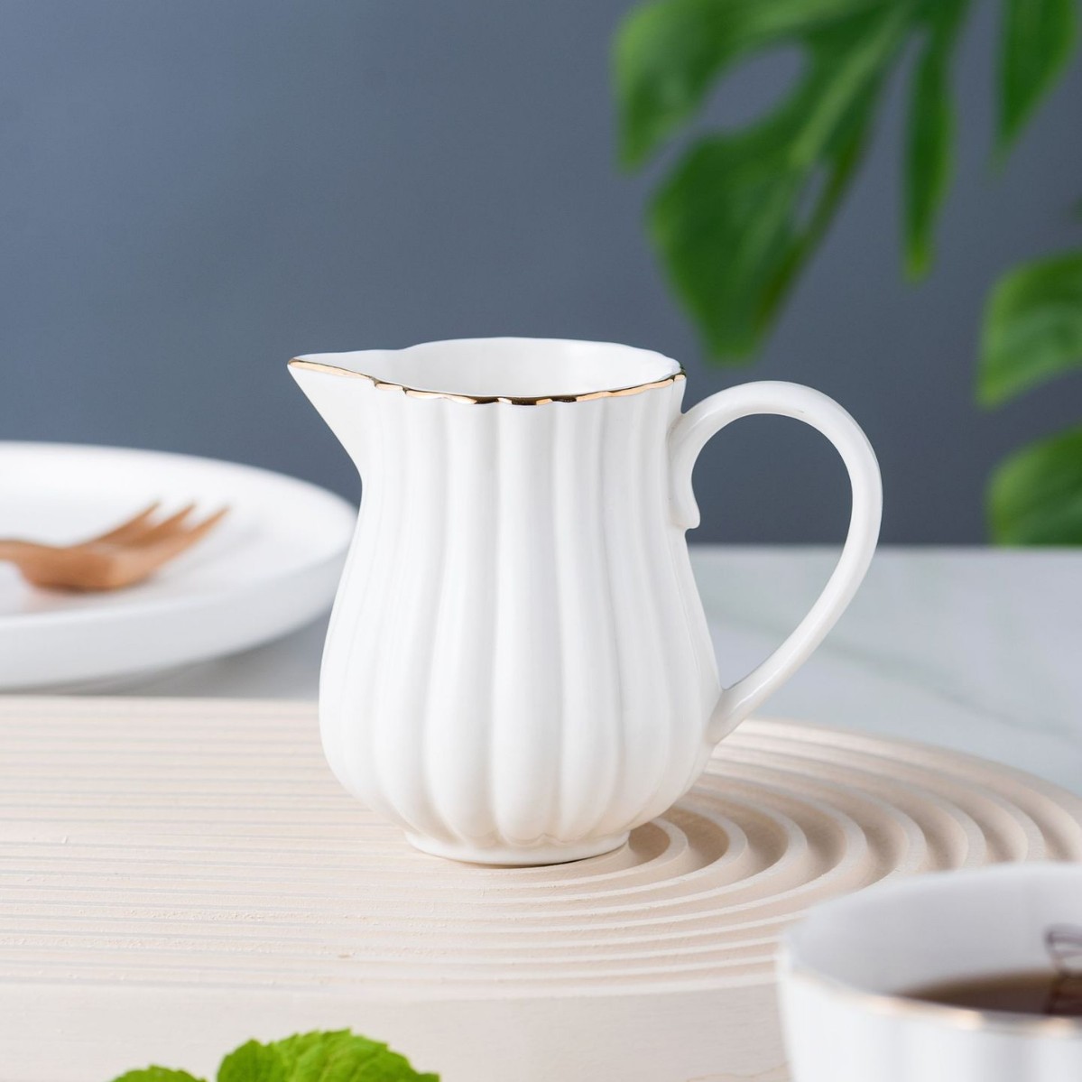 Rayas de abeja dorada Una olla de cuatro tazas Plato de café japonés Juego de tetera fría Juego de esmalte de color y té de flores doradas Cerámica