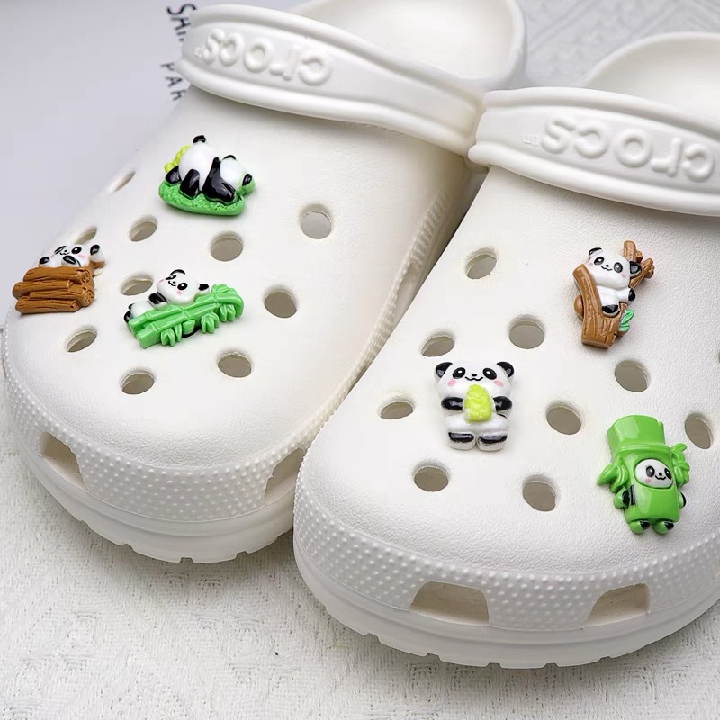 Caricatura de bambú panda comer brotes de bambú DiDi accesorios de resina nuevo agujero hebilla de zapato decoración flor de zapato tridimensional desmontable