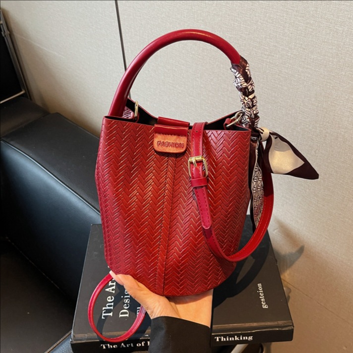 Bolso de mano transfronterizo retro simple bolso de cubo de agua mujer otoño / invierno 2025 nuevo estilo versátil bolso de hombro bolso de transporte