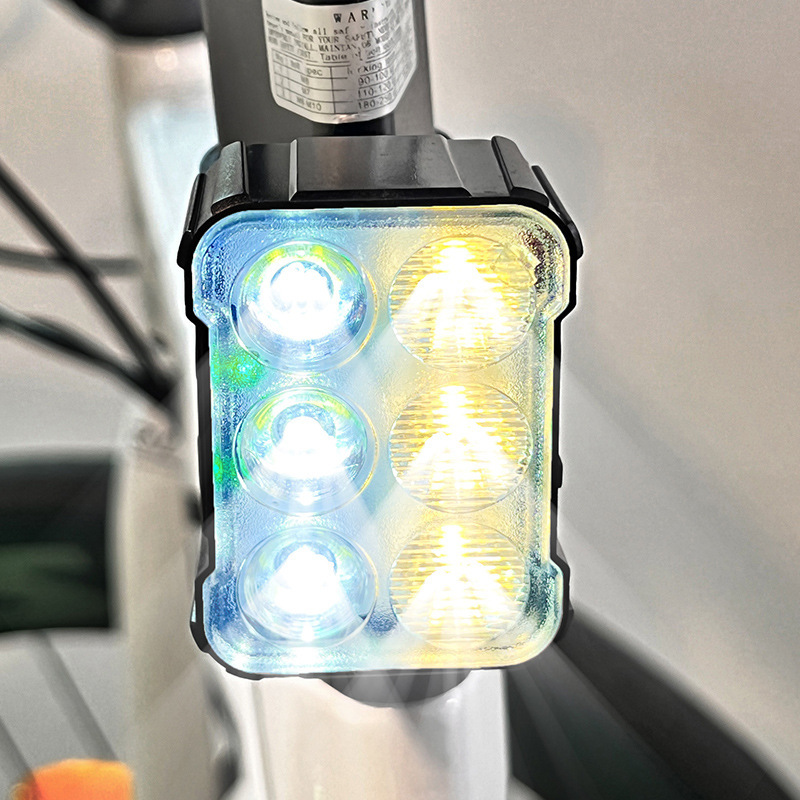自転車ライトのヘッドライトの強い光の夜はテールライトに乗ります。|undefined