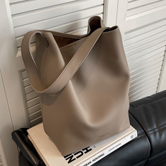 だらだらしたバッグの女性の新製品2024ファッションシンプルなショルダーバッグ通勤柔らかい皮バケツバッグの女性の大容量