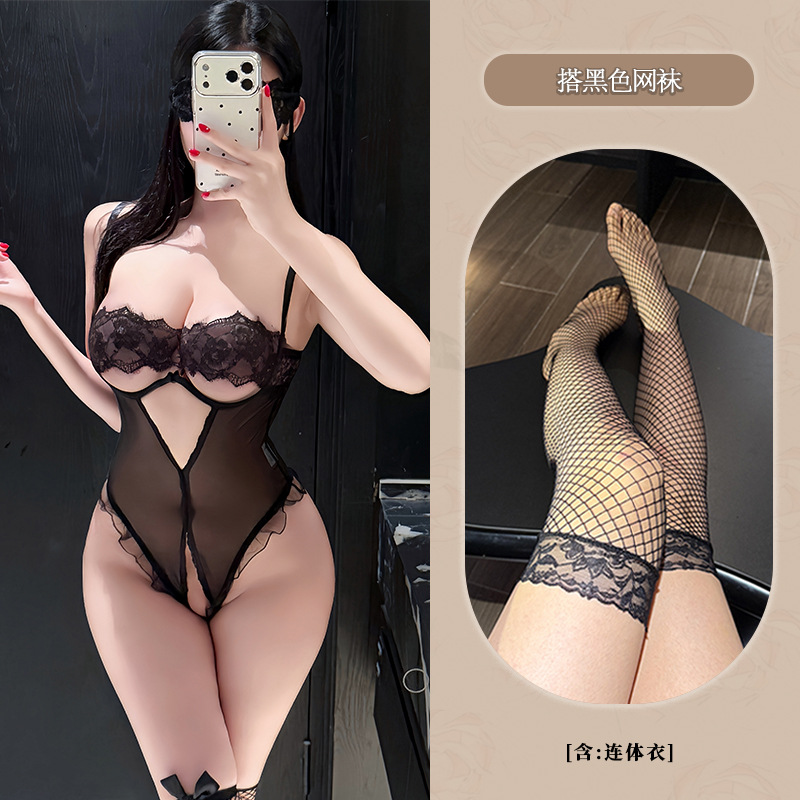 검정색 바디수트 + 검정색 망사 스타킹