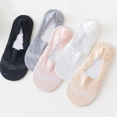 Lace boat socks for women, summer hollowed-out invisible socks with rose flower design, low-cut ankle socks featuring a silicone non-slip grip and a thin cotton base—perfect for summer.
