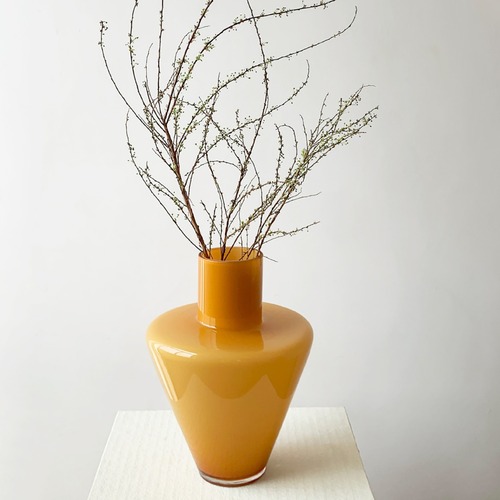 Mid-century American retro caramel-colored inverted triangle glass large vase luxury home sample room dining table decoration