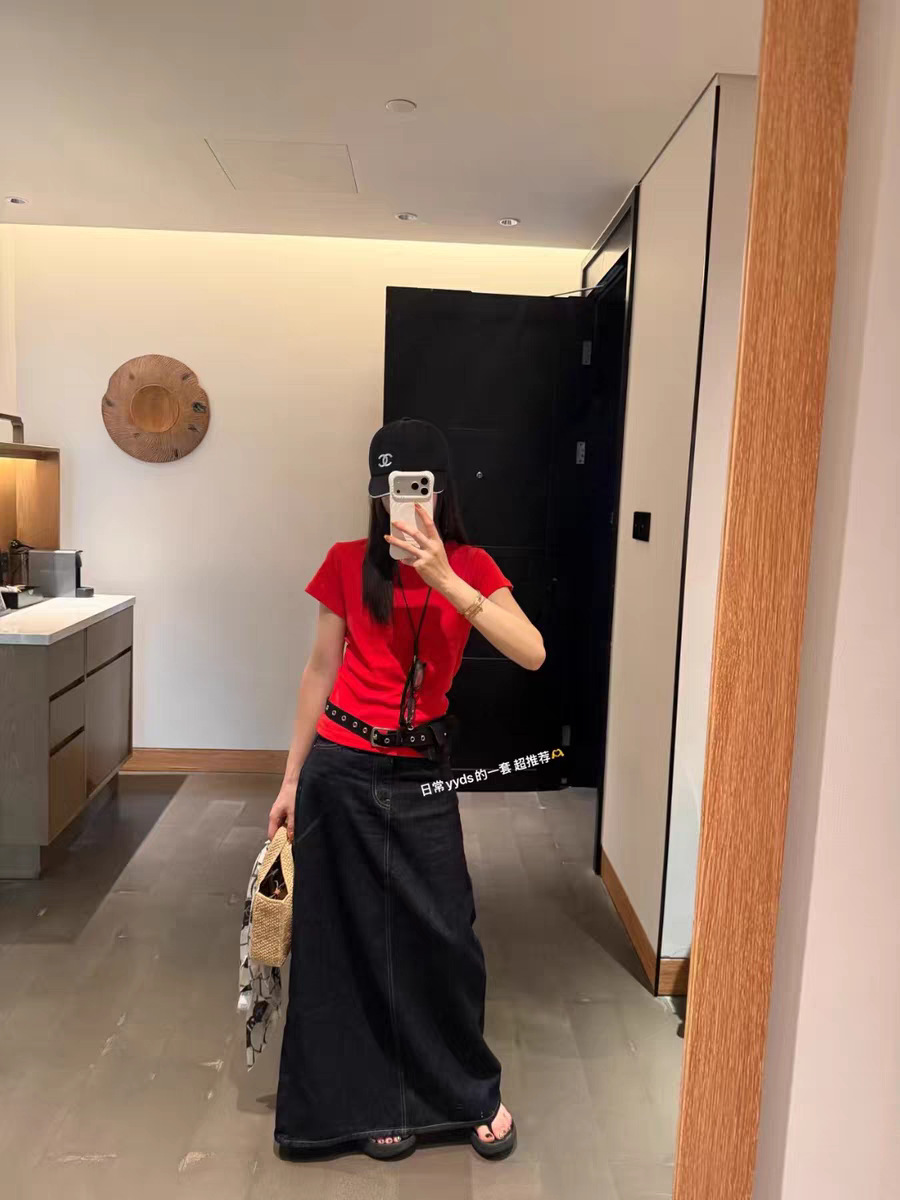 Qo'l yozilgan T-shirt va jeans etagi