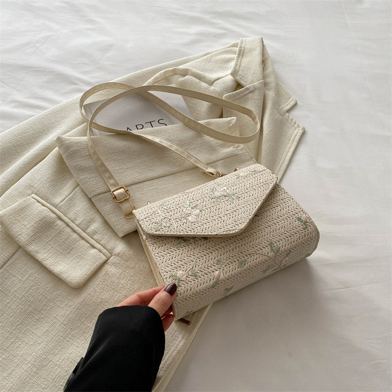 Borsa a tracolla in paglia intrecciata elegante e versatile_voghion.com
