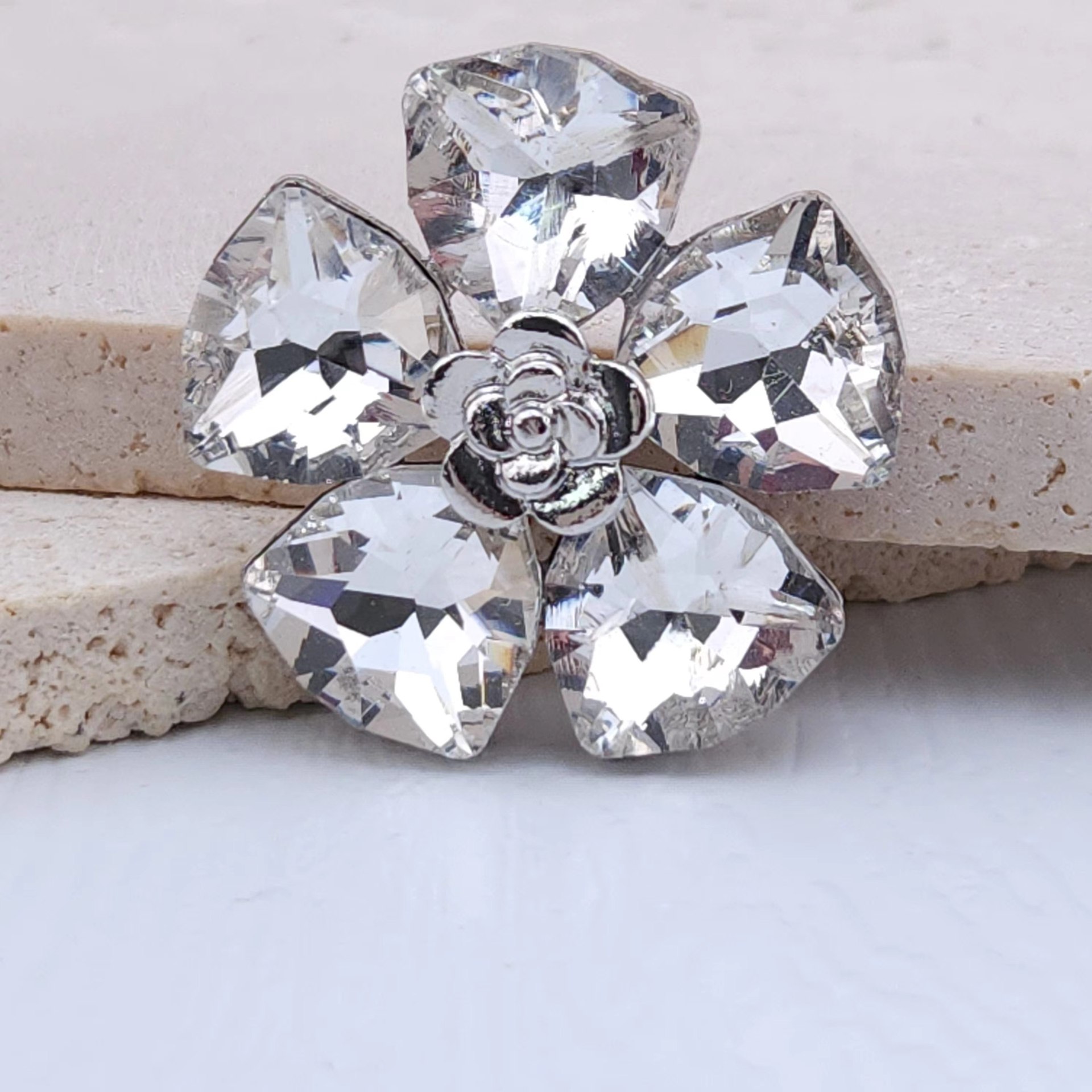 Nuevo diamante completo cinco pétalos flor gota diagonal flor aceite copo de nieve DIY accesorios de joyería teléfono móvil Shell rhinestone material al por mayor