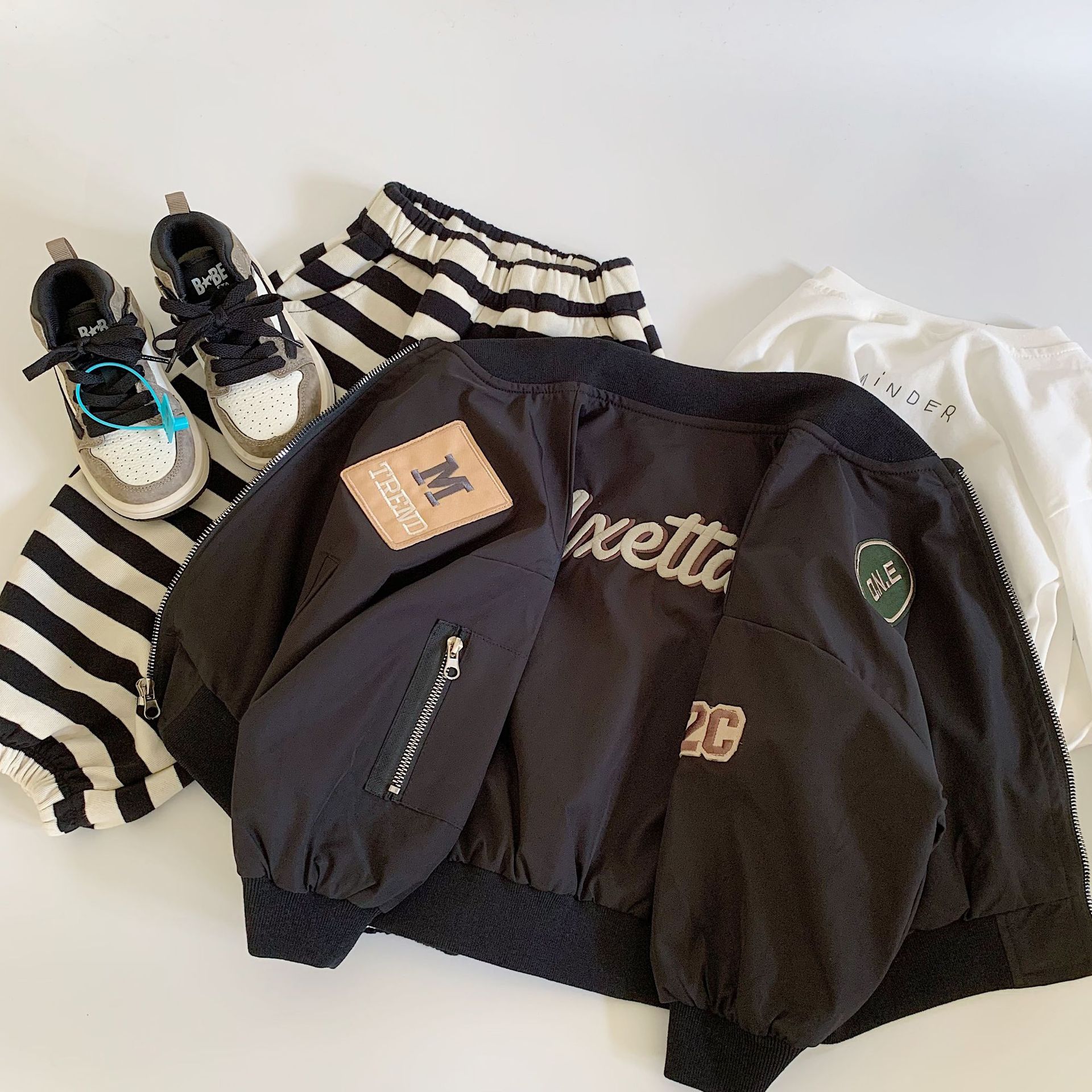 Chaqueta para niños Maibao 2025 primavera nuevo cárdigan impermeable al aire libre niño frito calle niño pequeño y mediano chaqueta estándar marea