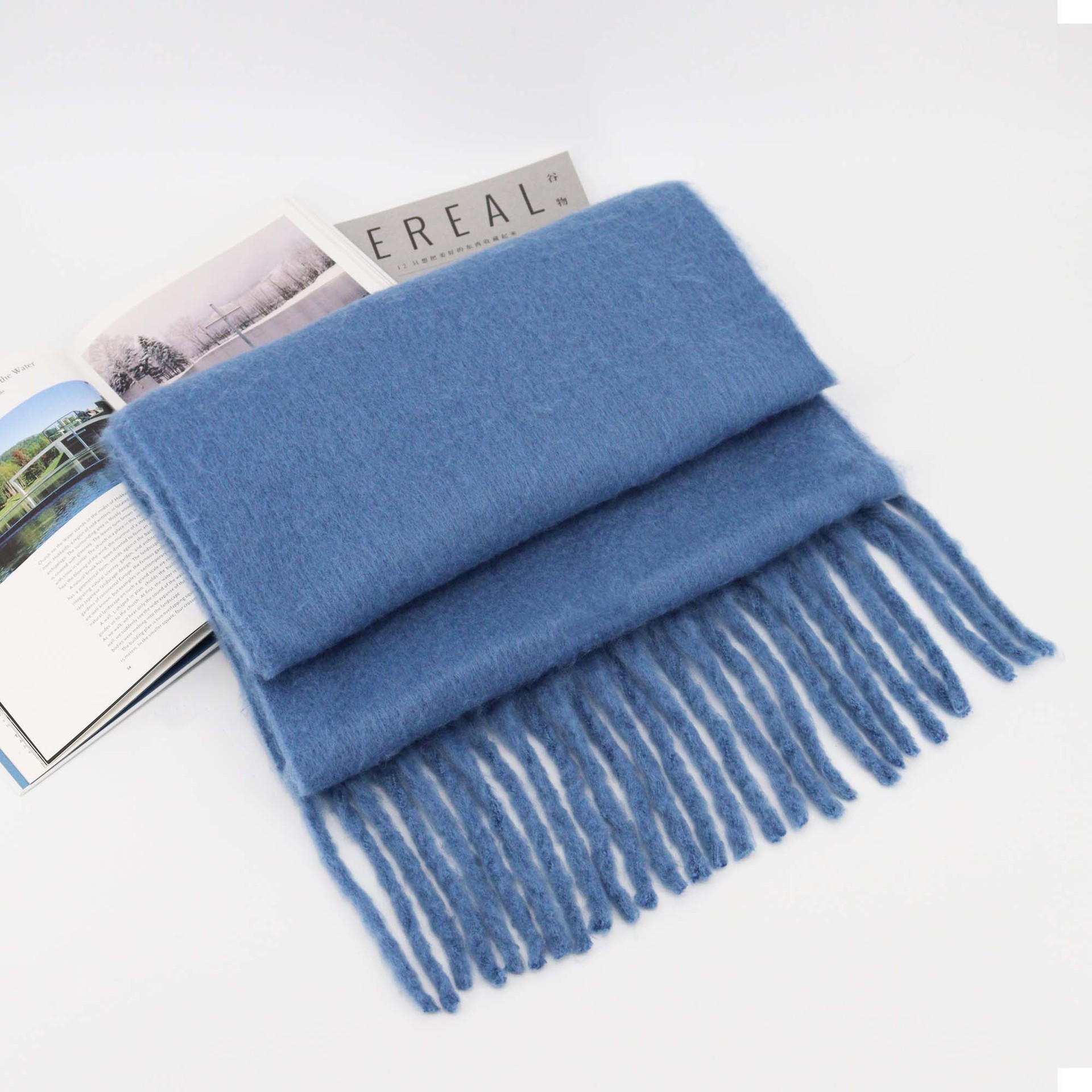 Bufanda de mohair grueso azul, ambiente de otoño e invierno, babero de color sólido de todo fósforo femenino, chal cálido de borla de sentido avanzado