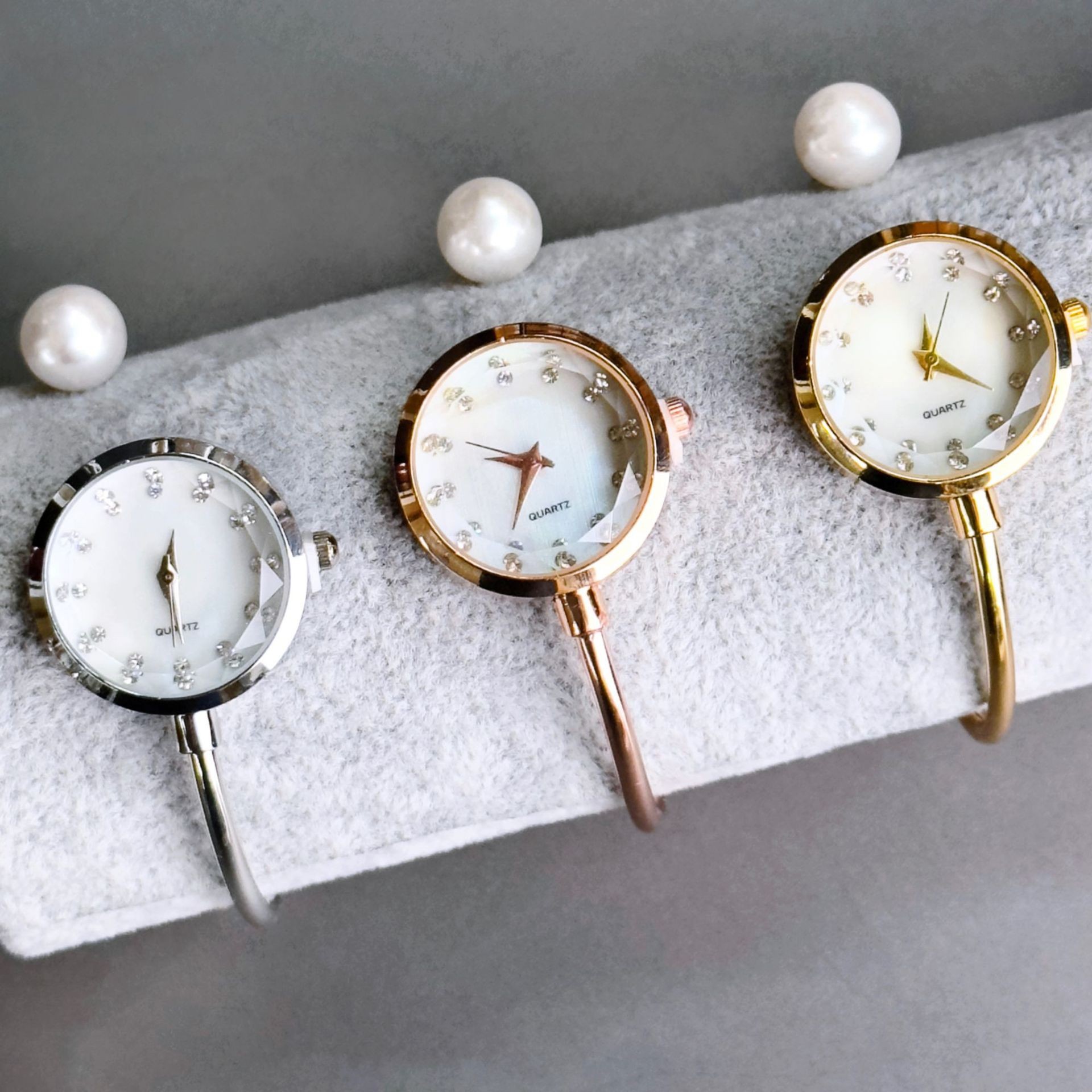 New Small Dial Mother-Of-Pearl Bracelet Watch Three-Dimensional Glass High-Value Ladies Watch Quartz Watch Wholesale