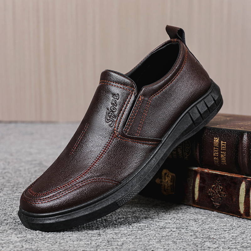 Nuevos zapatos de cuero para hombres, zapatos casuales negros, zapatos de suela suave, zapatos de conducción antideslizantes, cómodos y versátiles.
