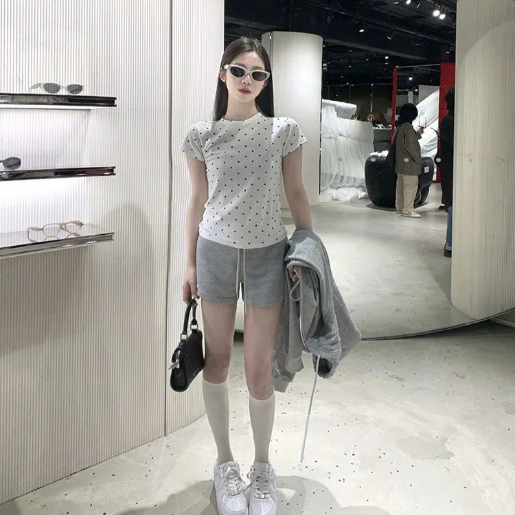 Diseño de algodón coreano punto de onda pequeño cuello redondo hombro camiseta de manga corta de mujer delgada camiseta de fondo camiseta superior de mujer