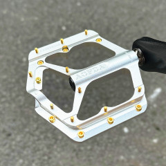 超軽マウンテンバイクペダルフラットアルミ合金三培林ベアリング滑り止め土坂車自転車ペダル部品