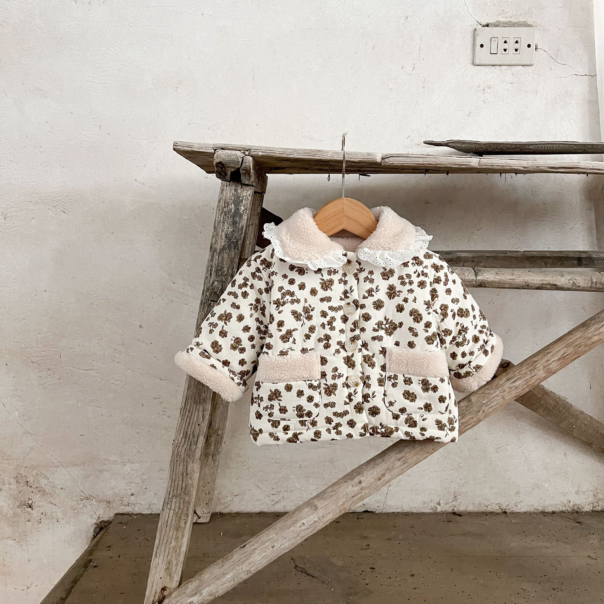 INS estilo coreano 2023 invierno niñas bebé floral encaje solapa acolchada engrosada de algodón acolchado chaqueta abrigo caliente