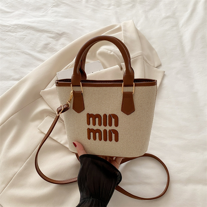 Bolso pequeño portátil de bambú de verano para mujer 2025 nuevo bolso de cubo de un solo hombro con patrón de costura tejido exquisito mensajero de salida
