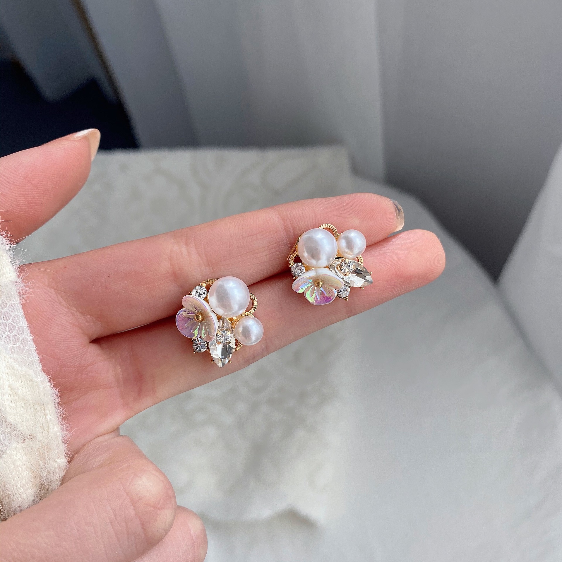 Small elegant earrings pearl