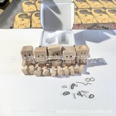 跨境新款Shaking Feet Wooden Doll抖腿木头人汽车装饰摆件现货
