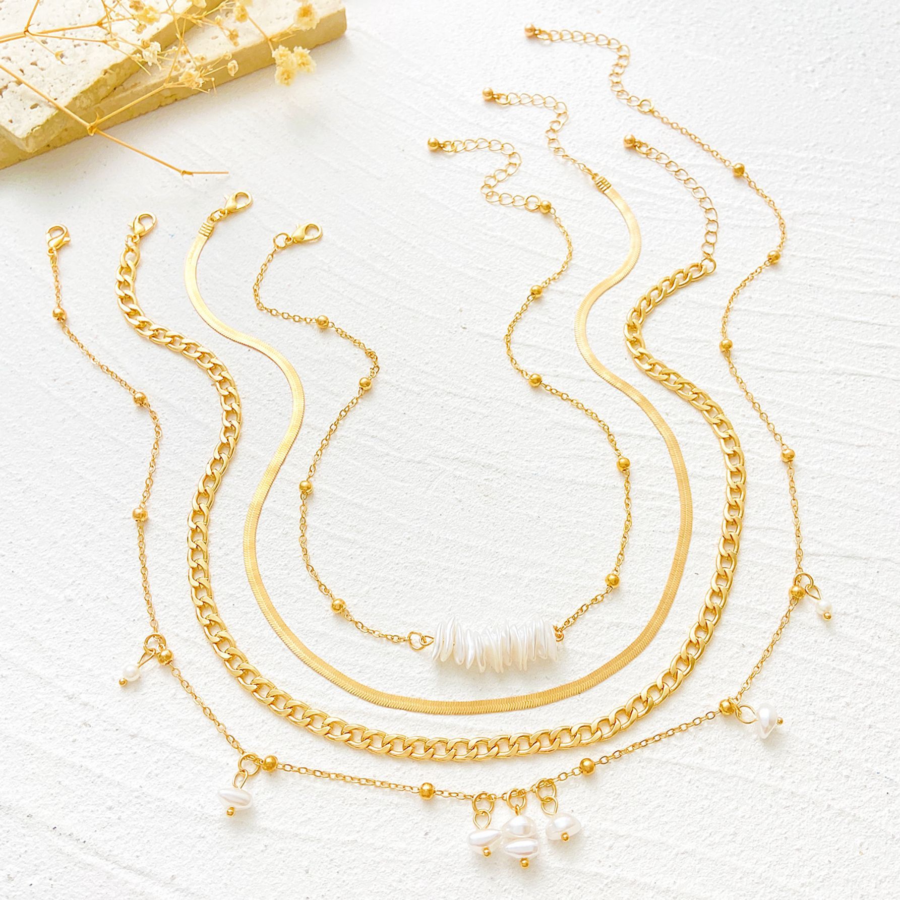 Collier femme élégant multicouche avec perles et chaîne serpent_voghion.com