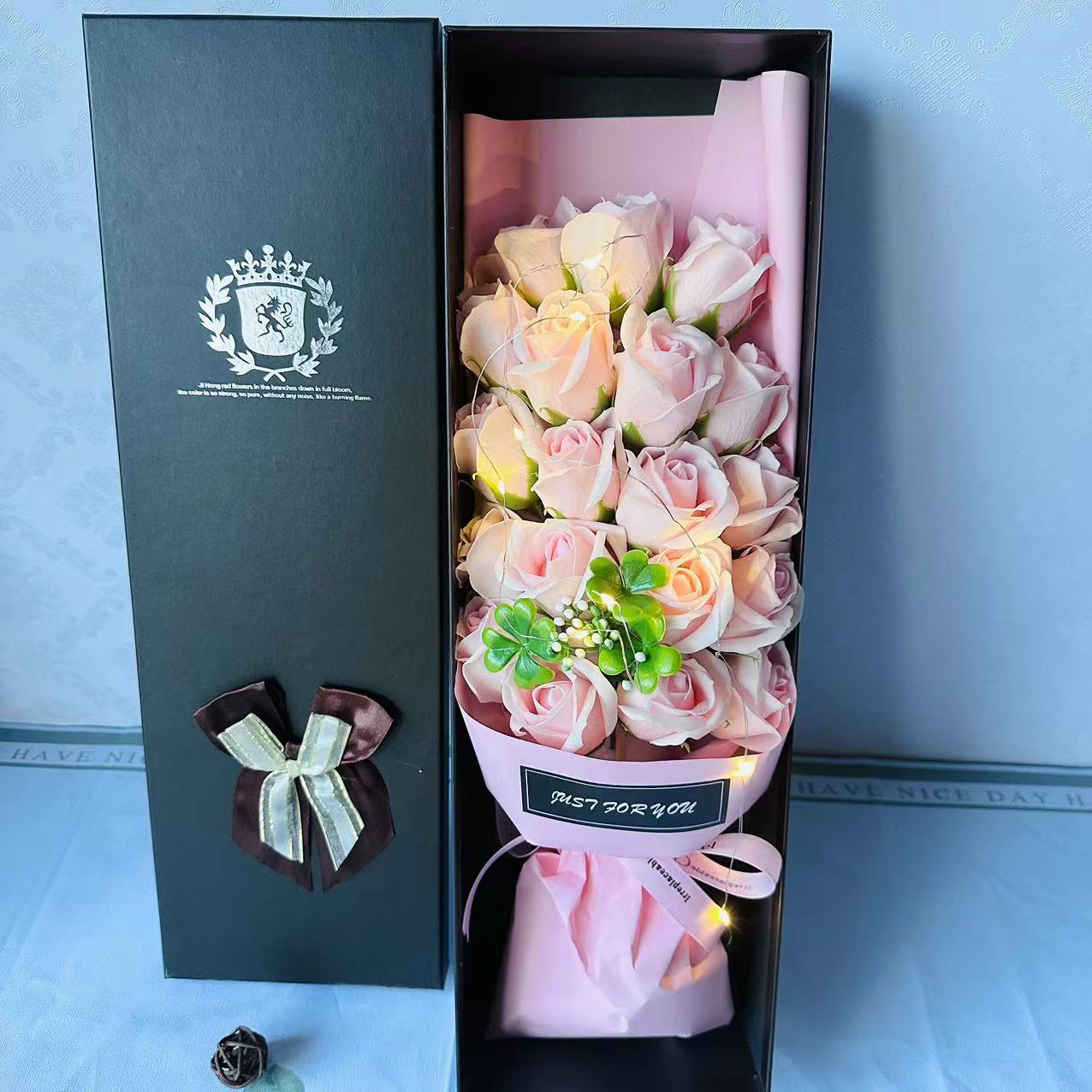 Weihnachtsgeschenke: Seifenblumen-Geschenkbox mit 19 Rosen und Nelken – ideal als Valentinstags-, Geburtstags- oder Muttertagsgeschenk._voghion.com