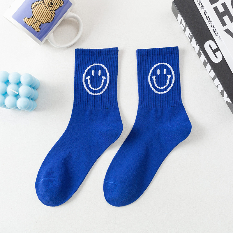 Calcetines de algodón de color puro de otoño e invierno de las mujeres letra grande C estudiante femenino ins moda media pantorrilla Klein azul abajo hilo calcetines de cara sonriente