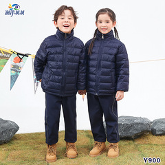 中学校の小学生の制服の中に神器の冬の子供のダウンジャケットの中の大胆な男の子の女の子の軽薄な冬の服装は保温します。