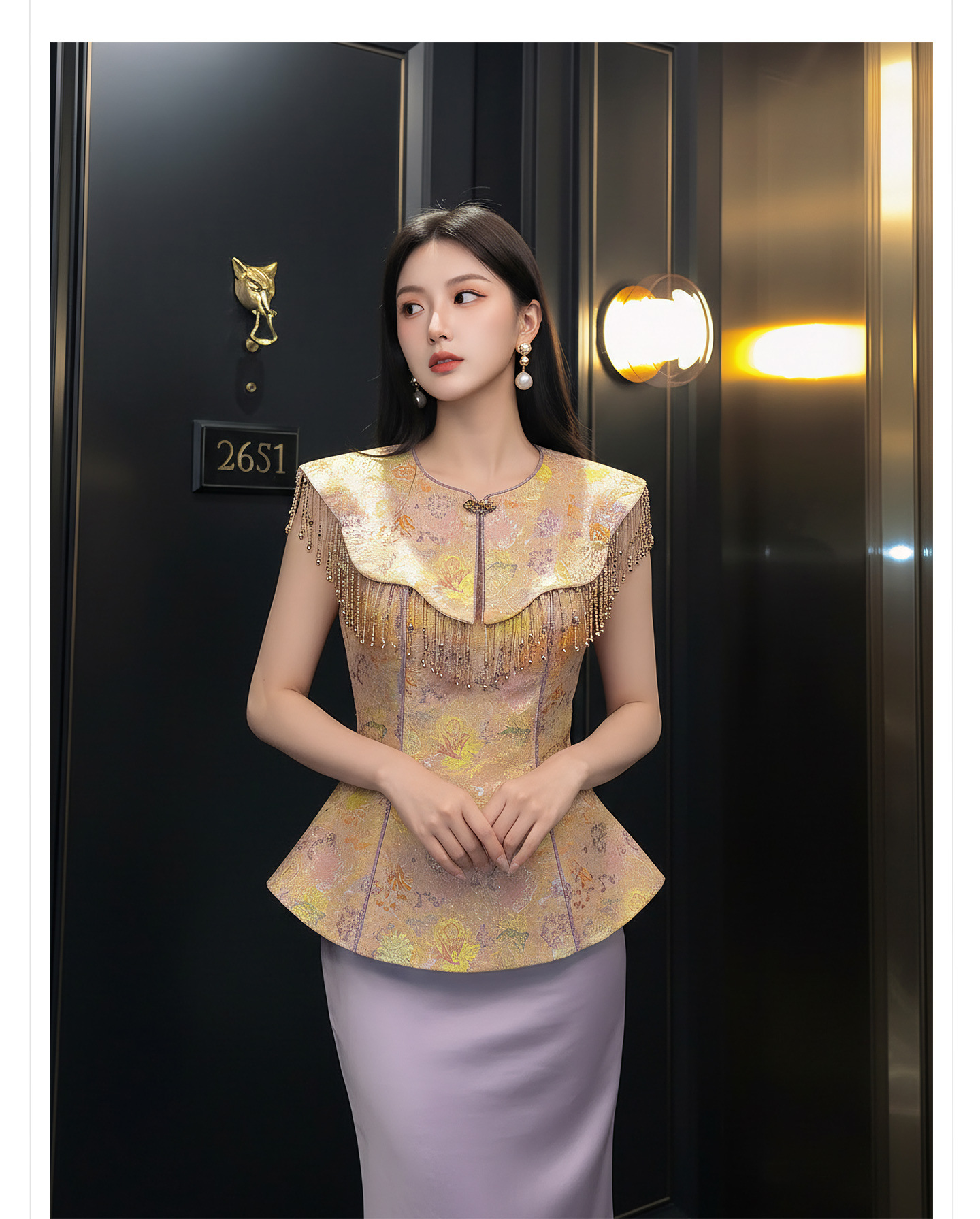Bộ áo khoác gile và chân váy xếp ly phong cách Tân Trung Hoa, tay áo đính hạt và tua rua — bộ đồ, Màu tím nửa váy, Áo khoác vàng chi tiết 4