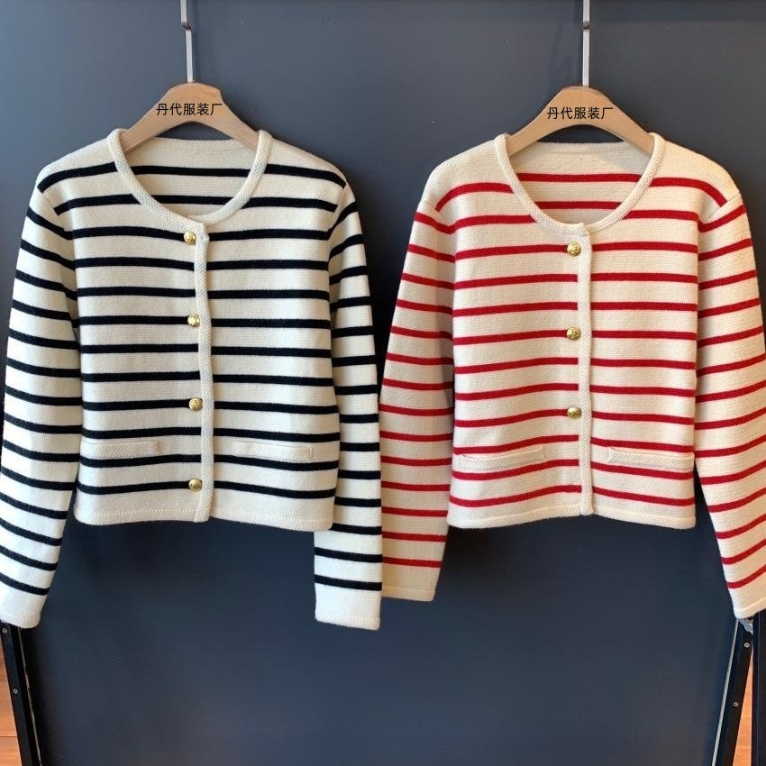 Rayas de punto cardigan para las mujeres Otoño Nuevo estilo Chanel Francés contraste color flojo cuello redondo corto manga larga suéter la capa image 3